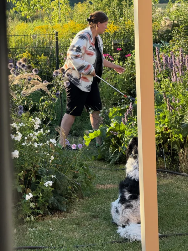 Emma Wijninga mit Hund Sien im Garten